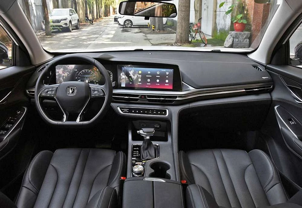 Интерьер салона <br>Changan CS75Plus