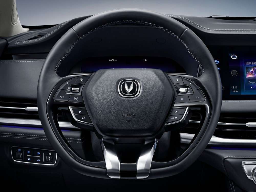 Интерьер салона <br>Changan CS95