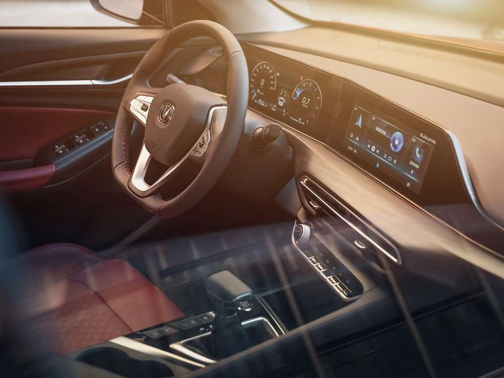 Интерьер салона <br>Changan EADOPlus