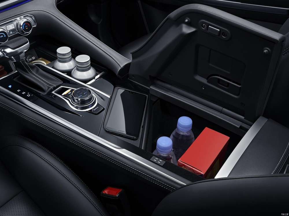Интерьер салона <br>Changan CS95